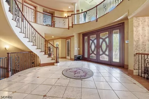 305 Blauvelt Ct, Paramus, NJ 07652 photo 5