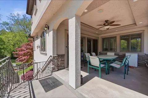 305 Blauvelt Ct, Paramus, NJ 07652 photo 40