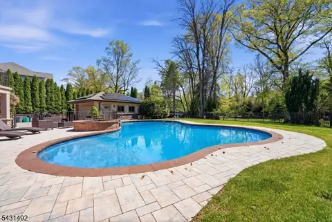 305 Blauvelt Ct, Paramus, NJ 07652 photo 43