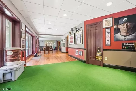 305 Blauvelt Ct, Paramus, NJ 07652 photo 42