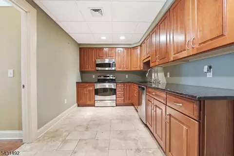 305 Blauvelt Ct, Paramus, NJ 07652 photo 20