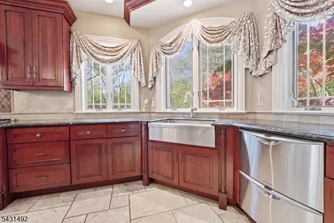 305 Blauvelt Ct, Paramus, NJ 07652 photo 18