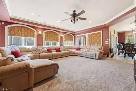 305 Blauvelt Ct, Paramus, NJ 07652 photo 11