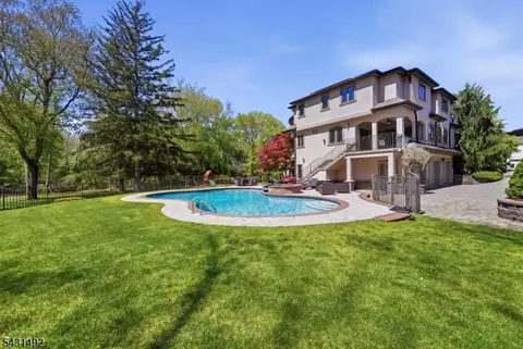 305 Blauvelt Ct, Paramus, NJ 07652 photo 44