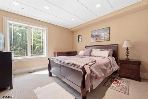 305 Blauvelt Ct, Paramus, NJ 07652 photo 31