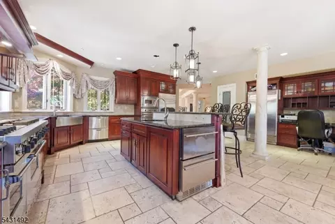 305 Blauvelt Ct, Paramus, NJ 07652 photo 19