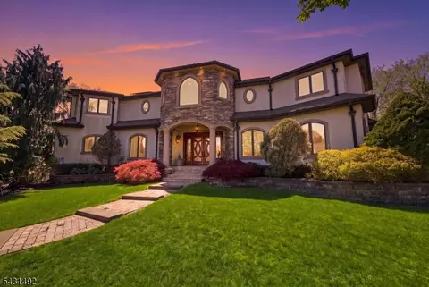 305 Blauvelt Ct, Paramus, NJ 07652