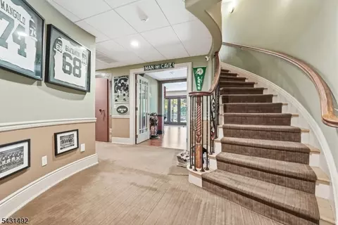 305 Blauvelt Ct, Paramus, NJ 07652 photo 7
