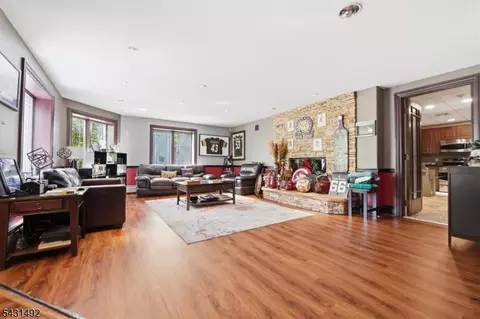 305 Blauvelt Ct, Paramus, NJ 07652 photo 14