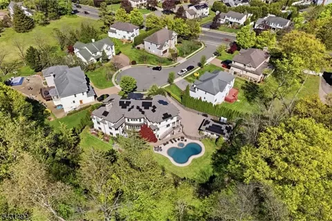 305 Blauvelt Ct, Paramus, NJ 07652 photo 47