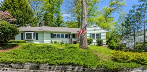 76 Washington Dr, Watchung, NJ 07069