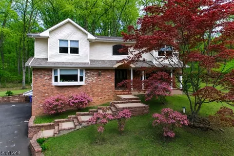 17 Drift Rd, Watchung, NJ 07069
