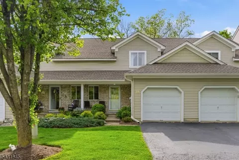 16 Pale Star Ct, Hamburg, NJ 07419