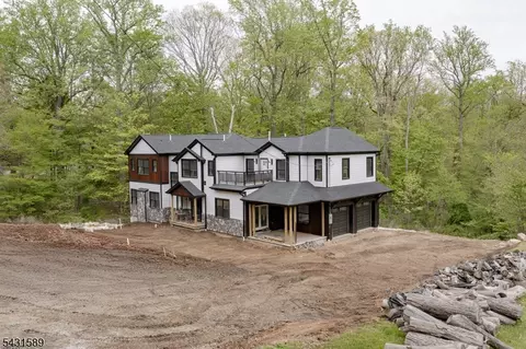 49 Northwood Rd, Lake Hopatcong, NJ 07849