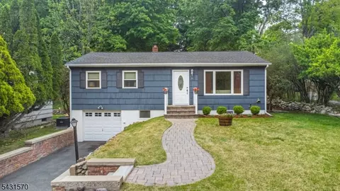 86 Minnehaha Blvd, Oakland, NJ 07436