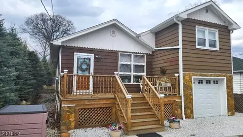 106 Maxim Dr, Hopatcong, NJ 07843