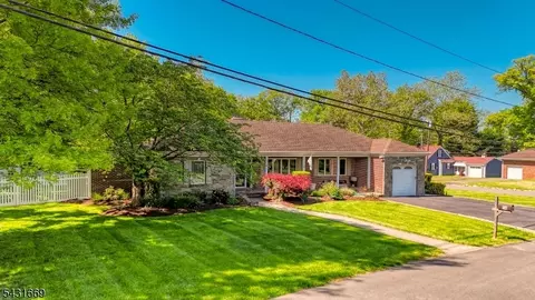 14 Taylor Dr, New Brunswick, NJ 08901