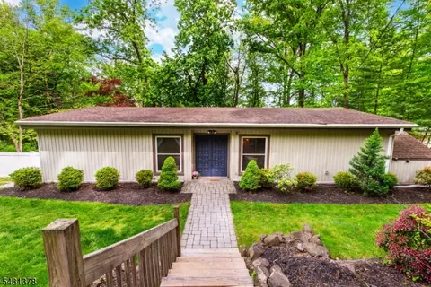 32 Foremost Mountain Rd, Towaco, NJ 07082