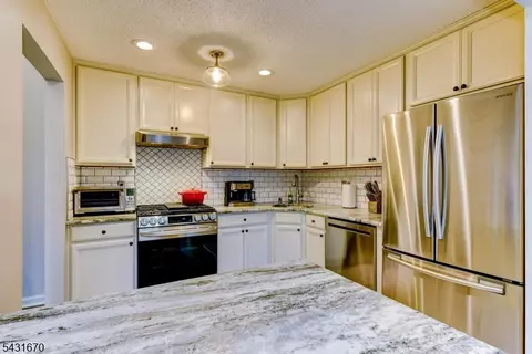 121 Woodward Ln, Basking Ridge, NJ 07920