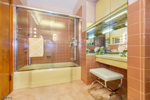 Bath - 779 Berdan Ave, Wayne, NJ 07470 photo 4 of 5