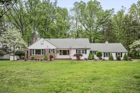 9 Dogwood Dr, Annandale, NJ 08801