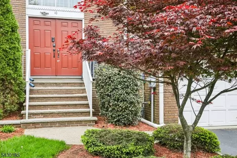 10 Fells Manor Rd, Caldwell, NJ 07006