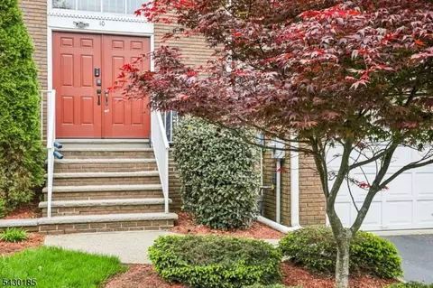 10 Fells Manor Rd, Caldwell, NJ 07006