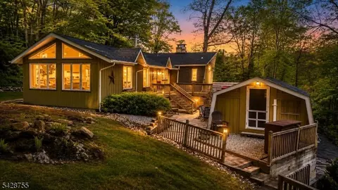 75 Bunn Rd, Hamburg, NJ 07419
