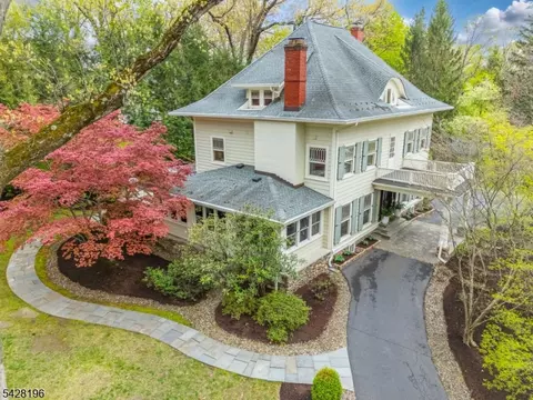 324 Morris Ave, Mountain Lakes, NJ 07046