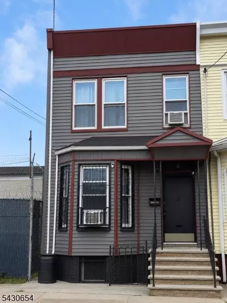 32 Emmet St, Newark, NJ 07114