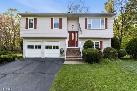 29 Albertine Pl, Oak Ridge, NJ 07438