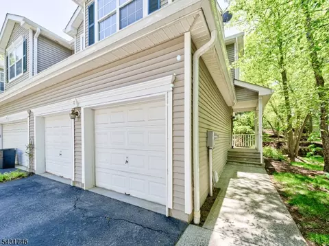 10 Cypress Ct, Clinton, NJ 08809