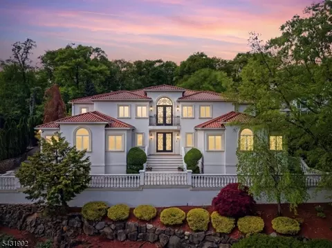 27 Mountainwood Ct, Totowa, NJ 07512