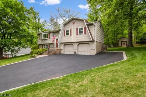 10 Hemlock Pl, Ringwood, NJ 07456