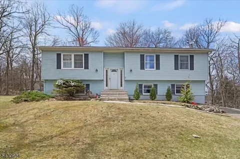 3 Cold Spring Dr, Highland Lakes, NJ 07422