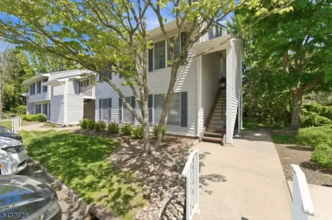286 Kingbird Ct, Three Bridges, NJ 08887