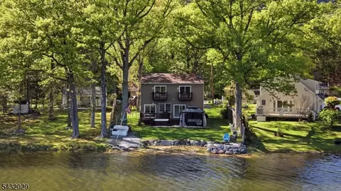 931 Plymouth Lake Dr, Newton, NJ 07860