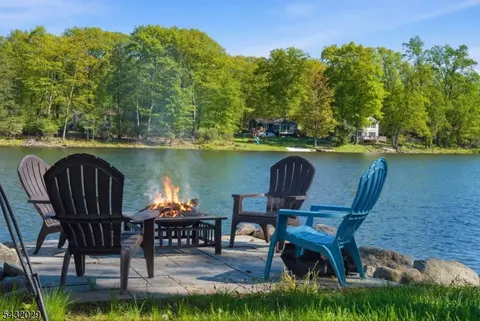 931 Plymouth Lake Dr, Newton, NJ 07860
