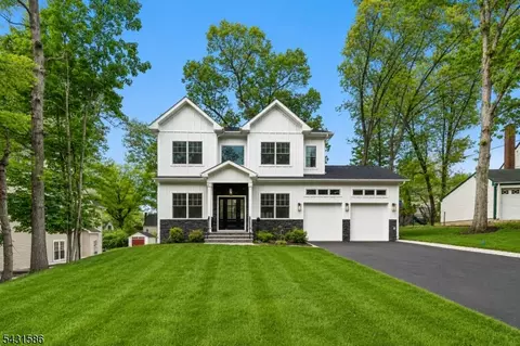 21 Maplewood Dr, Livingston, NJ 07039