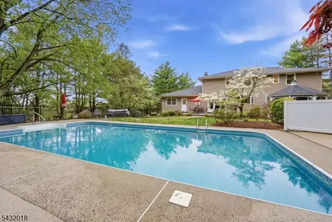 15 Sunrise Cir, Clinton, NJ 08809