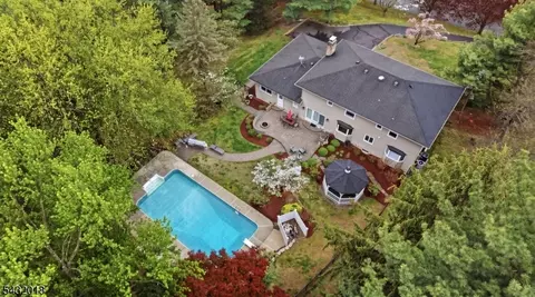 15 Sunrise Cir, Clinton, NJ 08809