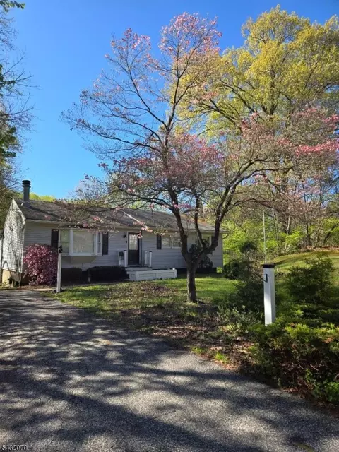 47 Woodland Dr, Vernon, NJ 07462