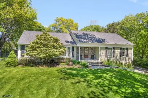 3 Aspen Dr, Chester, NJ 07930