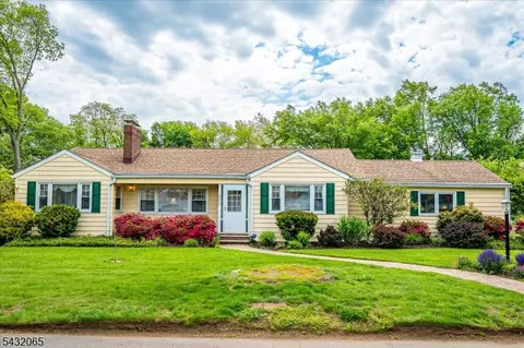 866 Crescent Dr, Rahway, NJ 07065