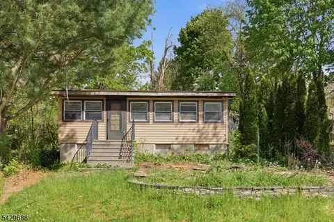 39 Fernwood Ave, Stockholm, NJ 07460