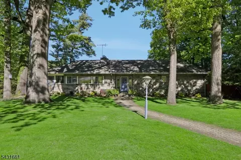 122 Sunrise Dr, Hawthorne, NJ 07506