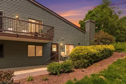 55 Meadowview Dr, Annandale, NJ 08801