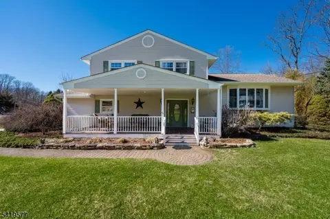 27 Adams Dr, Ogdensburg, NJ 07439