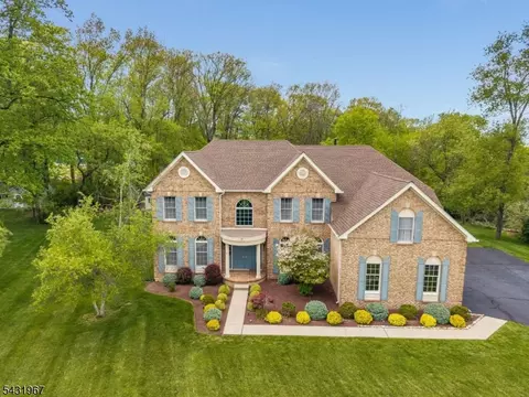 26 Alpaugh Dr, Asbury, NJ 08802