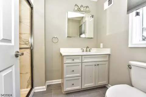 Bath - 5 Hansen Pl, Wayne, NJ 07470 photo 2 of 5